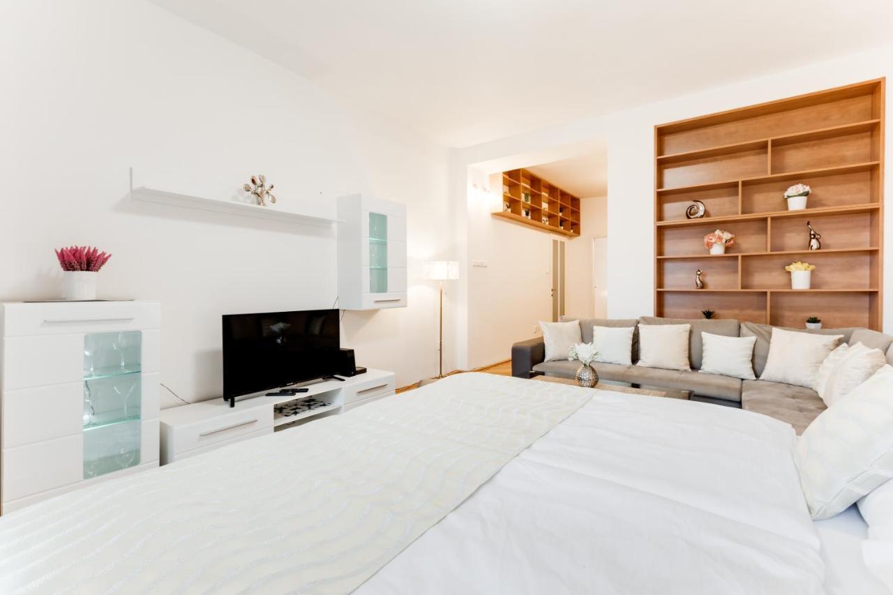 Exclusive Riverside Apartment In The Heart Of Prague Exterior photo
