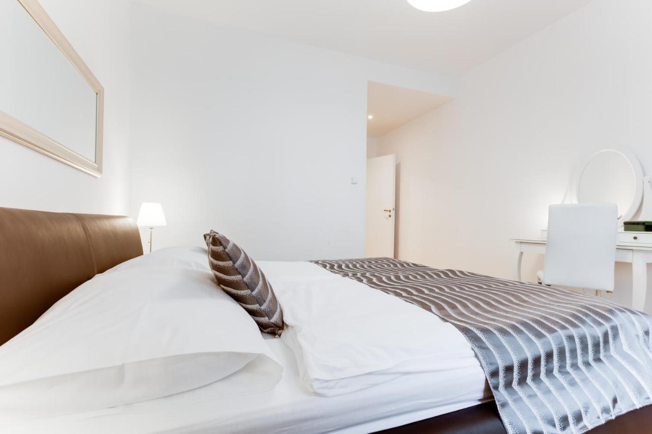 Exclusive Riverside Apartment In The Heart Of Prague Exterior photo