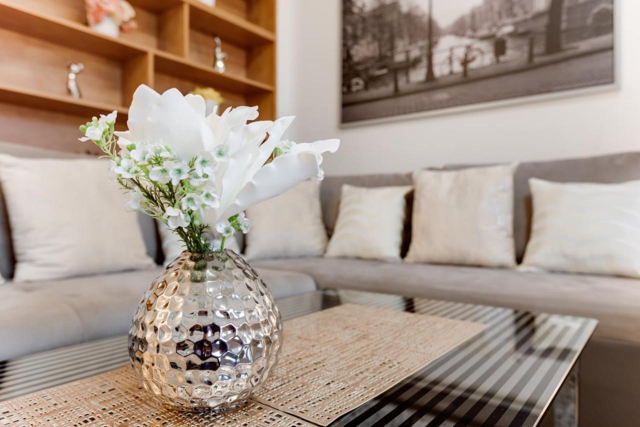 Exclusive Riverside Apartment In The Heart Of Prague Exterior photo